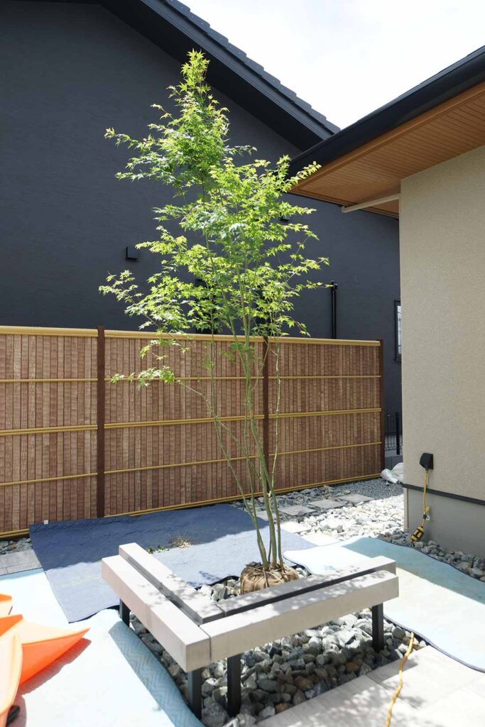 植木の植え付け方 角度の調整