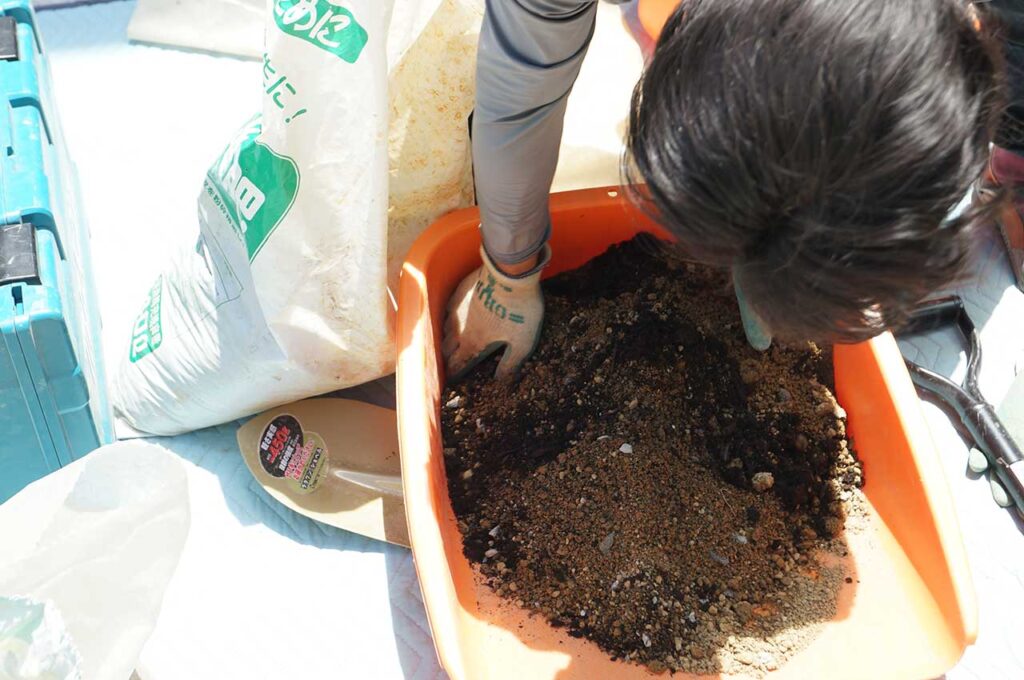 植木の植え付け方 混ぜ合わせる